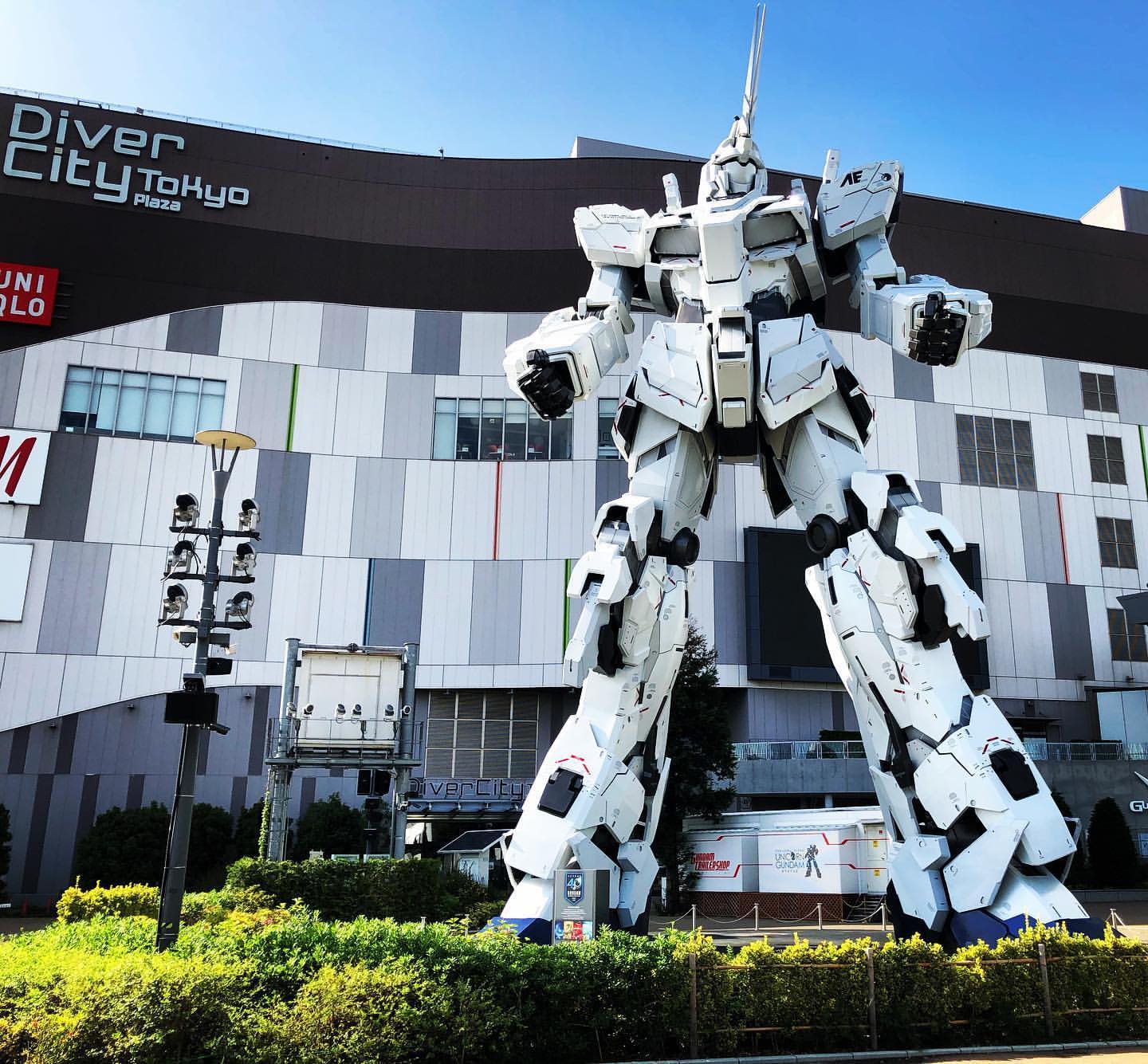 Estátua na escala 1:1 de um Gundam em frente ao DiverCity Tokyo Plaza, no bairro de Odaiba